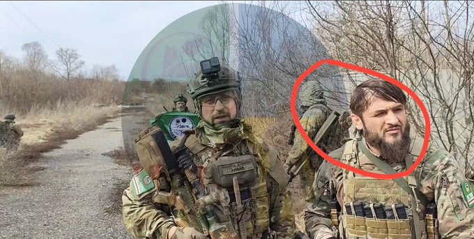 Zde je zachycen jeden ze známých islamistů s vazbami na al-Kaidu z toho ukrajinského nájezdů na ruské příhraničí. Jmenuje se Rustam Azhiev nebo-li Abdul Hakim al-Šišani.