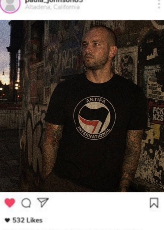 Stoupenec antify a vrah Jeffrey Kloß s tričkem se symbolem antify