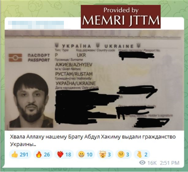 Screen jak se Azhiev chlubí svým novým ukrajinským pasem svým islamistickým spolubojovníkům na sociální síti, zdroj MEMRI.org Screen jak se Azhiev chlubí svým novým ukrajinským pasem svým islamistickým spolubojovníkům na sociální síti, zdroj MEMRI.org