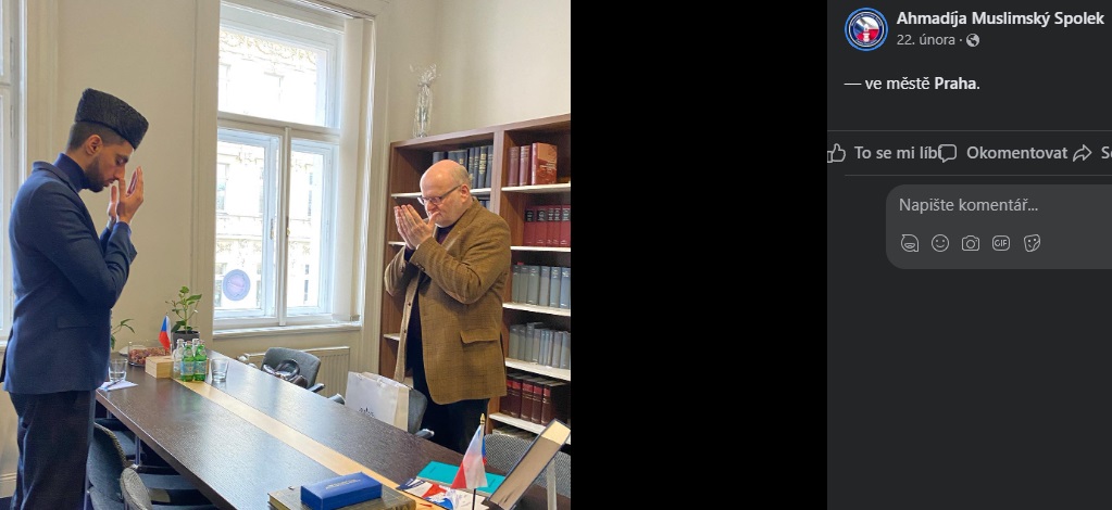Bývalý český ministr a představitel KDU-ČSL Daniel Herman se modlí při setkání se zástupcem hnutí Ahmadíjá v České republice, zdroj: Facebook. 