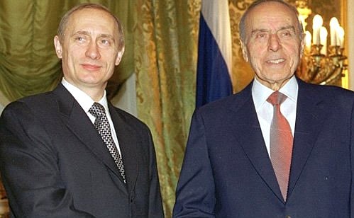 Na obrázku vidíte setkáni dvou kolegů z KGB. Ruský prezident Vladimír V. Putin a ázerbajdžánský prezident Hejdar Alijev (dnes již po smrti a vládne jeho syn Ilham Alijev).
