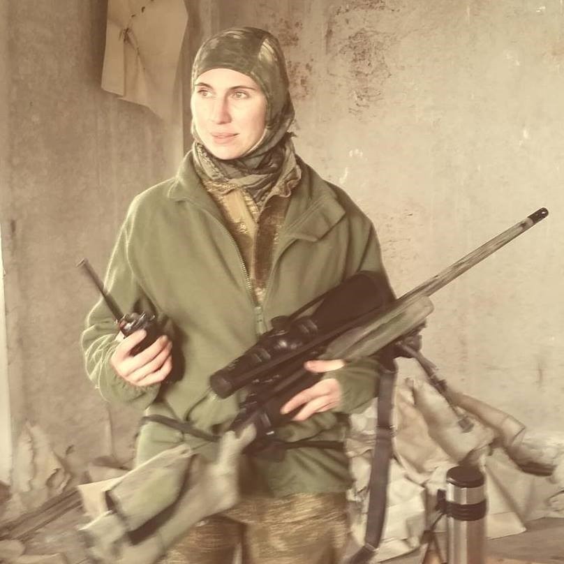 Amina Okueva, čečensko-polská muslimka a bojovnice v řadách ukrajinských nacionalistů.