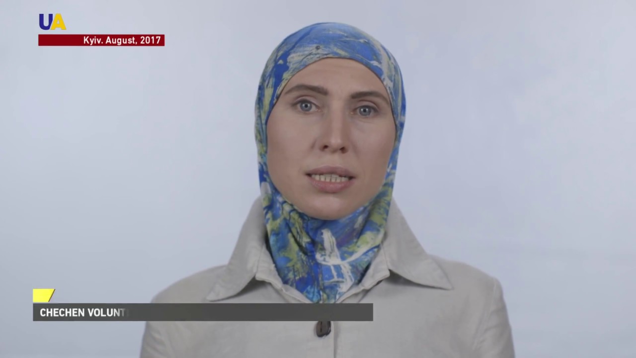 Amina Okueva, čečensko-polská muslimka a bojovnice v řadách ukrajinských nacionalistů.