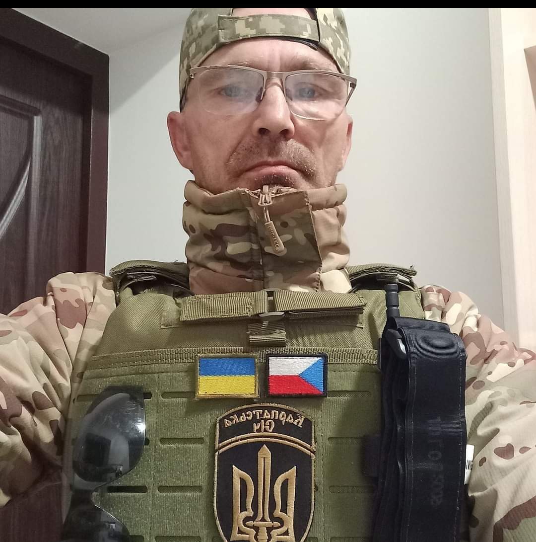 Český voják ukrajinské armády Miloš ovšem má také rád nacismus a fašismus, na dnes již smazaném profilu na sociální síti Facebook, se chlubil fotografiemi s neonacistickou symbolikou ...  
