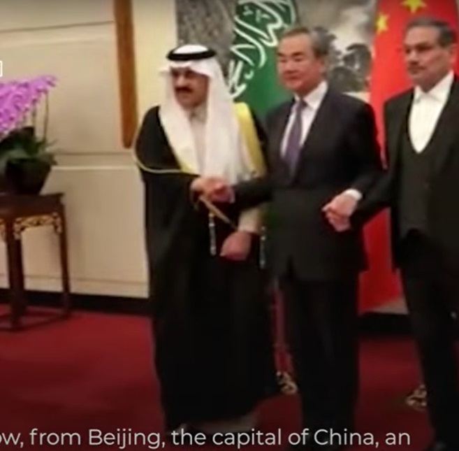 Čínsky diplomat Wang Ji ruku v ruce s Ali Šamchani (Írán) a s Musaad bin Mohammed al-Aiban (Saudská Arábie) při podpisu dohody mezi Saudskou Arábií a Íránem. 
