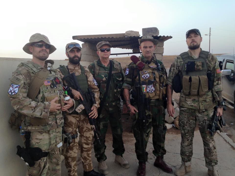 Bílí křesťané - dobrovolnící v irácké křesťanské milici bojující s islamisty. Jména bojovníků jsou: Nick .. Rooni.. Andy.. Jimbo (James Atherton).. Chris,, Bílí křesťané - dobrovolnící v irácké křesťanské milici bojující s islamisty. Jména bojovníků jsou: Nick .. Rooni.. Andy.. Jimbo (James Atherton).. Chris,,