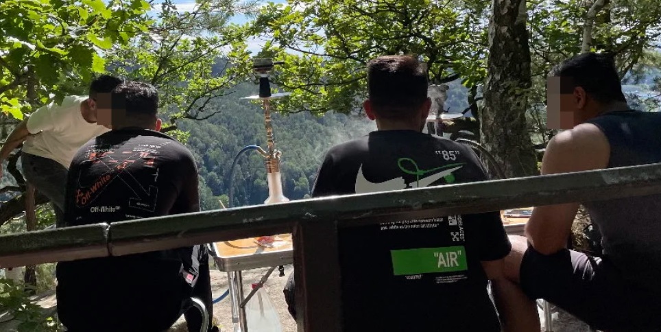 Skupinka iráckých imigrantů kouří vodní dýmku a za chvíli již hoří národní park ... Skupinka iráckých imigrantů kouří vodní dýmku a za chvíli již hoří národní park ...