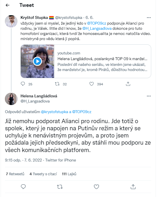 Screen twitterového účtu Kryštofa Stupky s dezinformací a pomluvou, že je spolek Aliance pro rodinu napojen na Putinův režim napsaným Helenou Langšádlovou.