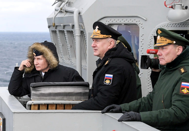 Putin sleduje vyplutí ponorek