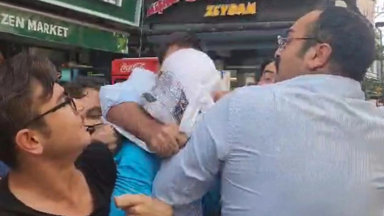 Fotografie z videa, kdy Turci násilím nasadili americkému vojákovi pytel na hlavu