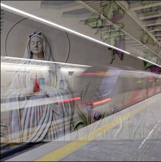 Fotografie ze stanice metra v Teheránu „Svatá Marie“