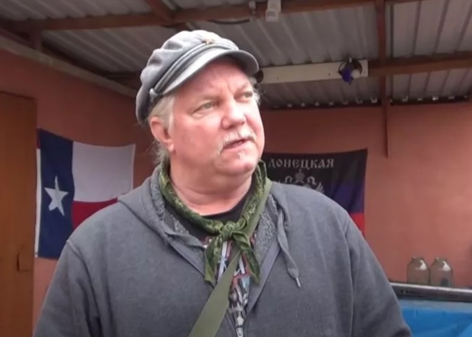 Russell Bentley a v pozadí vlajka Texasu. Russell Bentley a v pozadí vlajka Texasu.