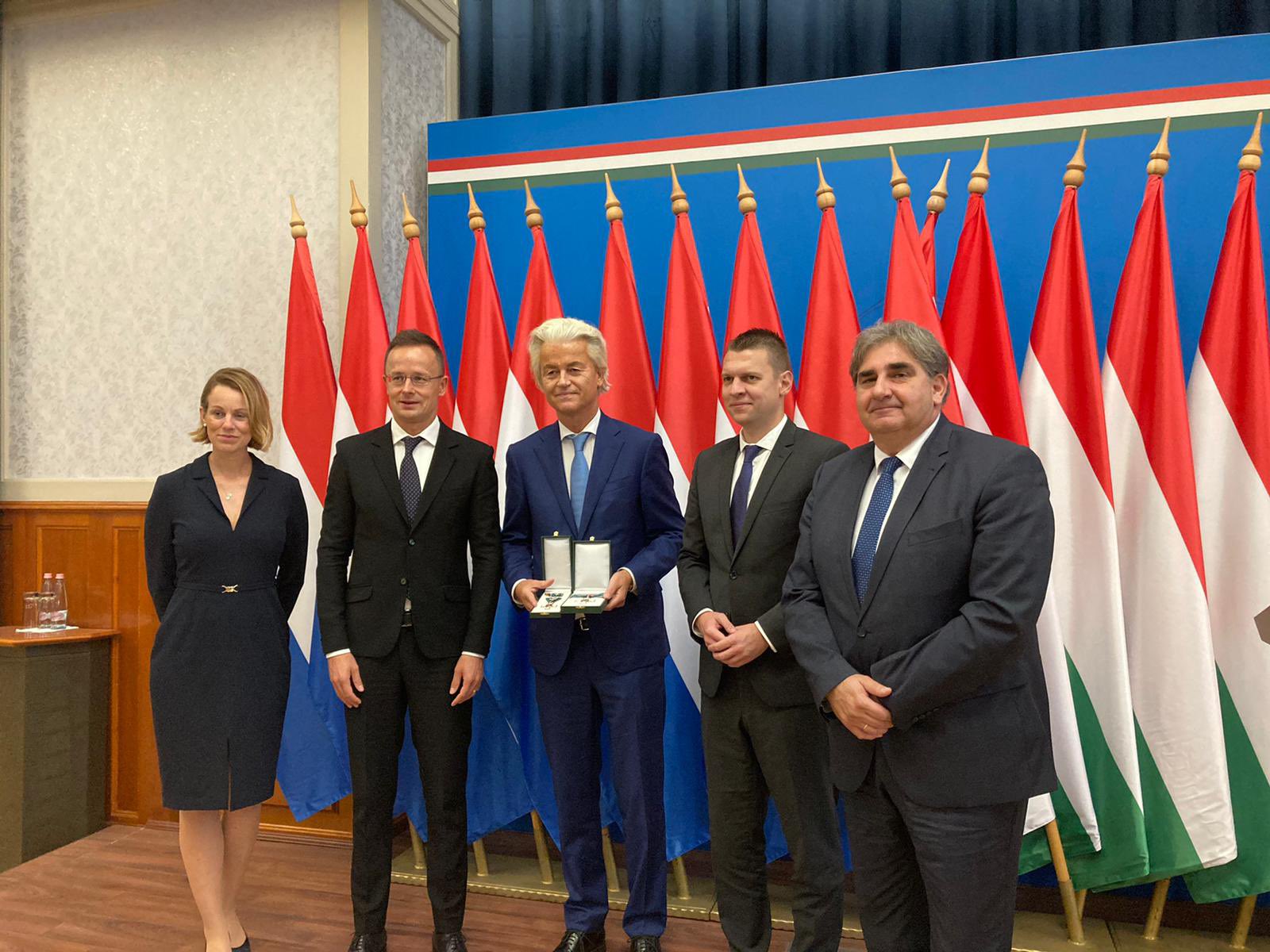 Geert Wilders během návštěvy Budapešti s uděleným řádem a maďarskou prezidentkou Novakovou a dalšími maďarskými politiky.